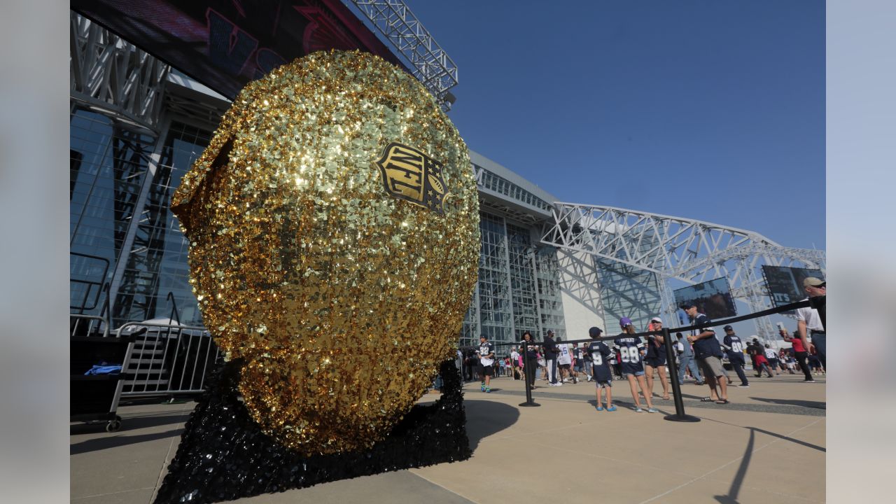 Fans celebrating Hispanic Heritage Month watch the Miami Dolphins and  Dallas Cowboys warm up before a NFL football game in Arlington, Texas,  Sunday, Sept. 22, 2019. (AP Photo/Ron Jenkins Stock Photo - Alamy