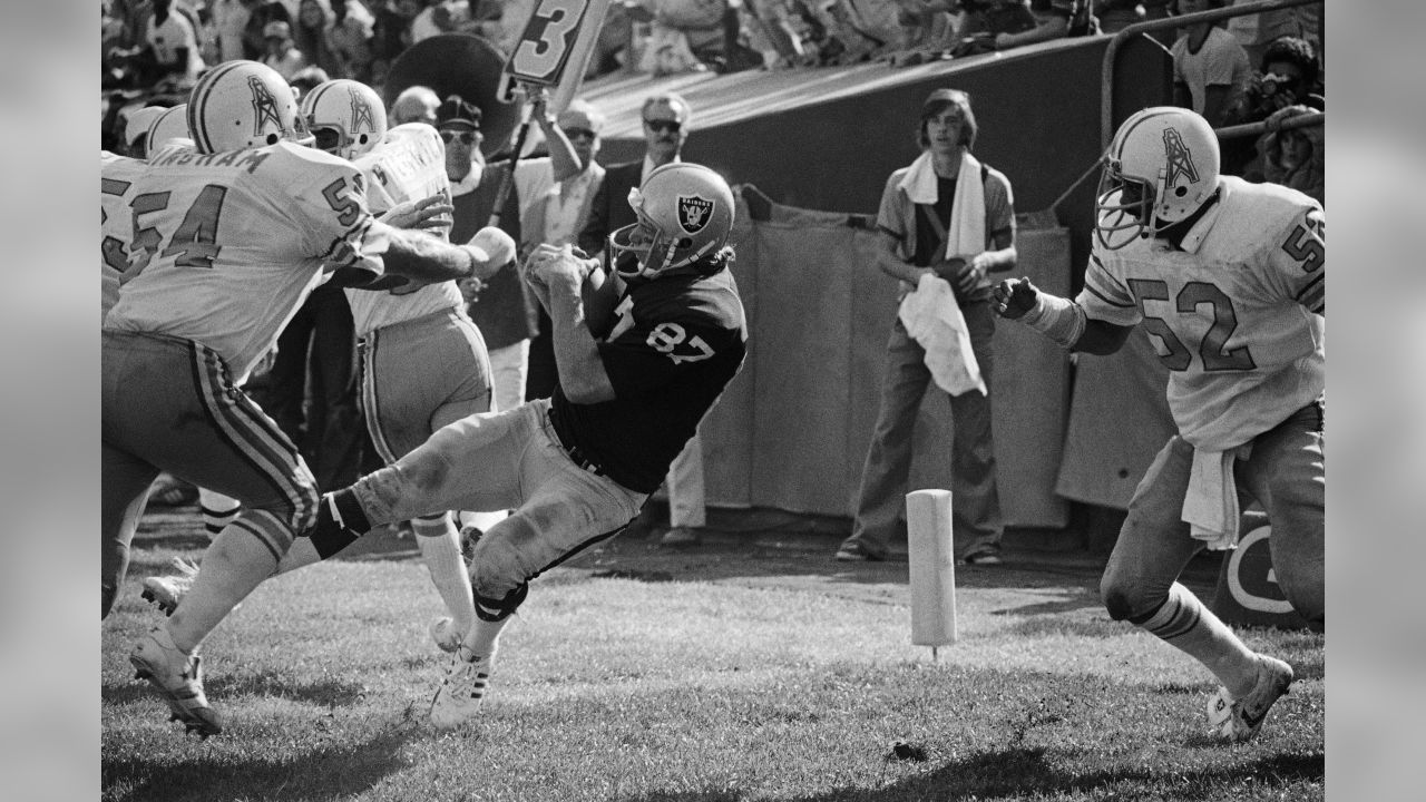 Hall of Fame tight end Dave Casper of the Houston Oilers during a