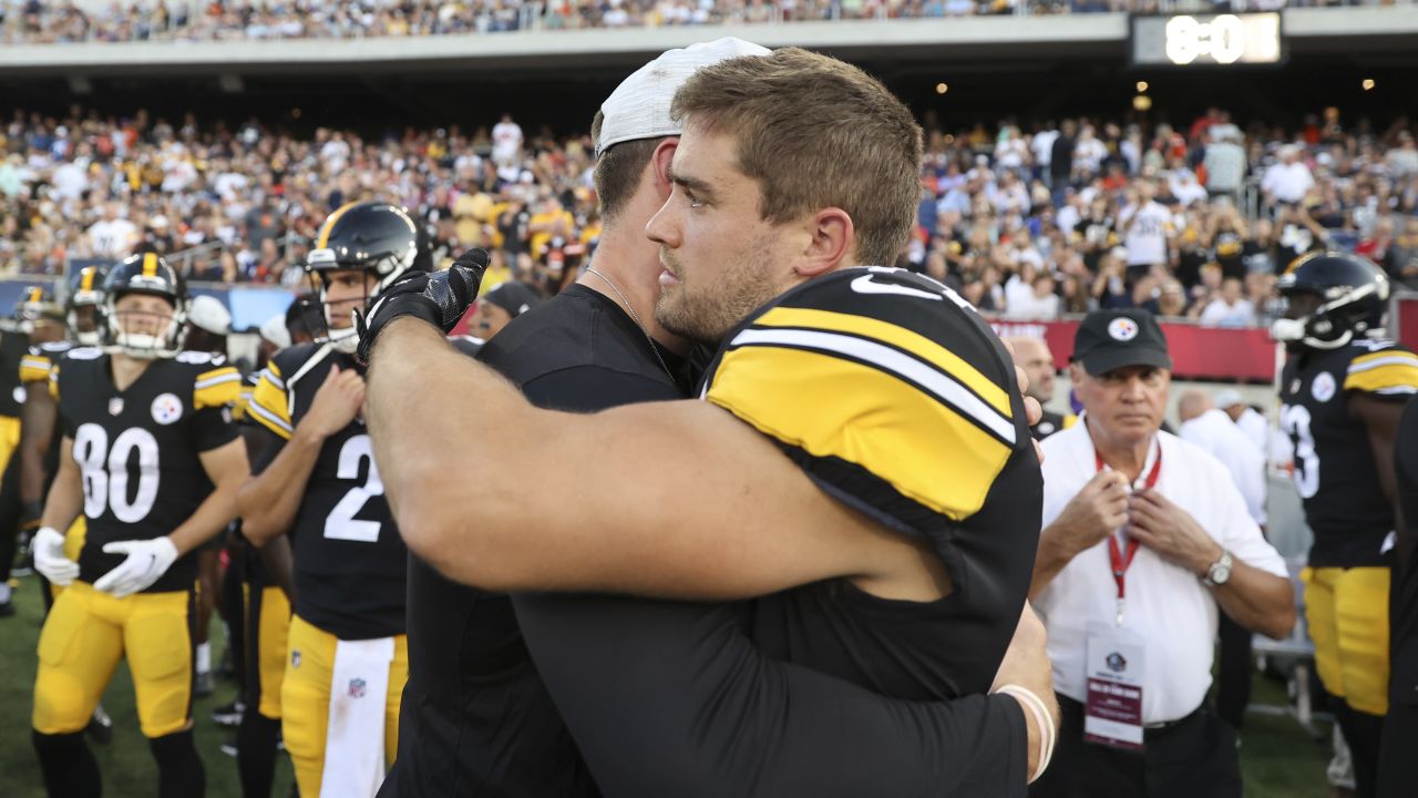 Pittsburgh Steelers fullback Derek Watt (44) communicates to a