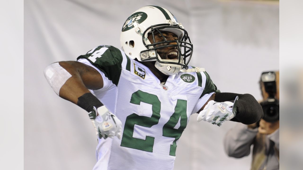 East Rutherford, New Jersey, USA. 3rd Dec, 2017. Kansas City Chiefs  cornerback Darrelle Revis (24) looks on during the NFL game between the Kansas  City Chiefs and the New York Jets at