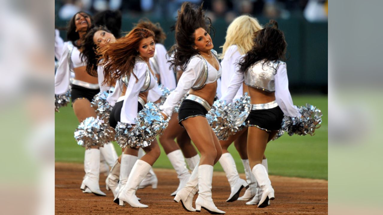 Members of the Las Vegas Raiderettes cheerleading squad perform News  Photo - Getty Images