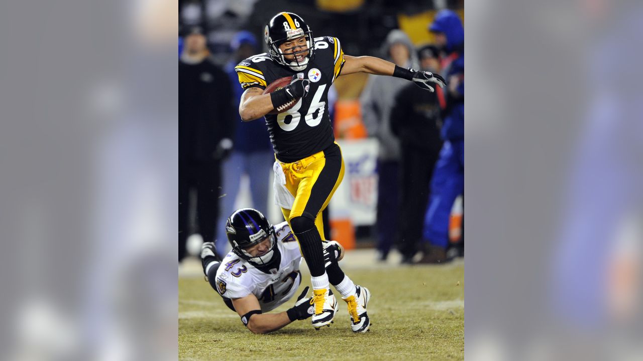 Pittsburgh Steelers Santonio Holmes raises the Lamar Hunt Trophy