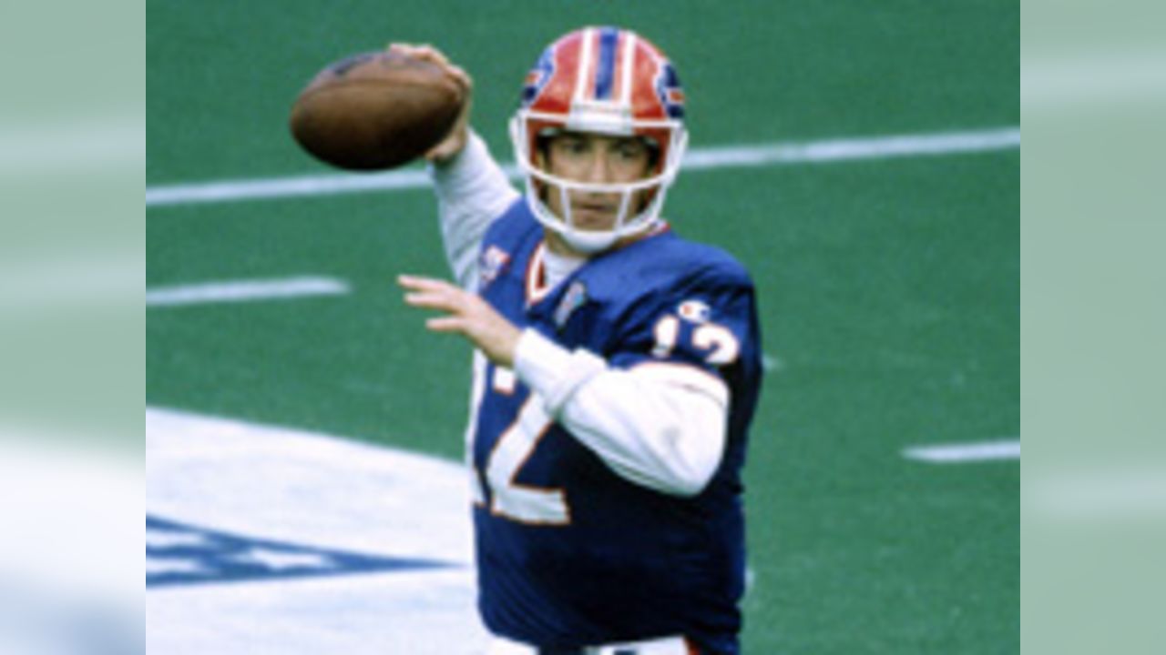 Quarterback Jim Kelly of the Buffalo Bills smiles as he looks on from  News Photo - Getty Images