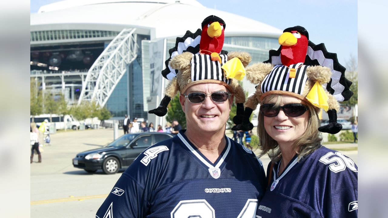 Photo: NFL fans tailgate on Thanksgiving Day at AT&T Stadium -  ARL2015112601 