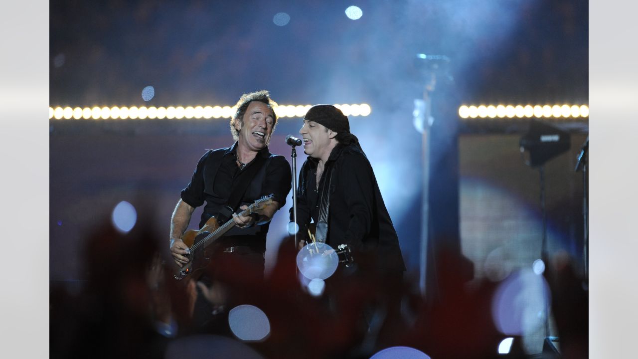 Bruce Springsteen performs at halftime during the NFL Super Bowl XLIII  football game, Sunday, Feb. 1, 2009, in Tampa, Fla. (AP Photo/Mark Humphrey  Stock Photo - Alamy