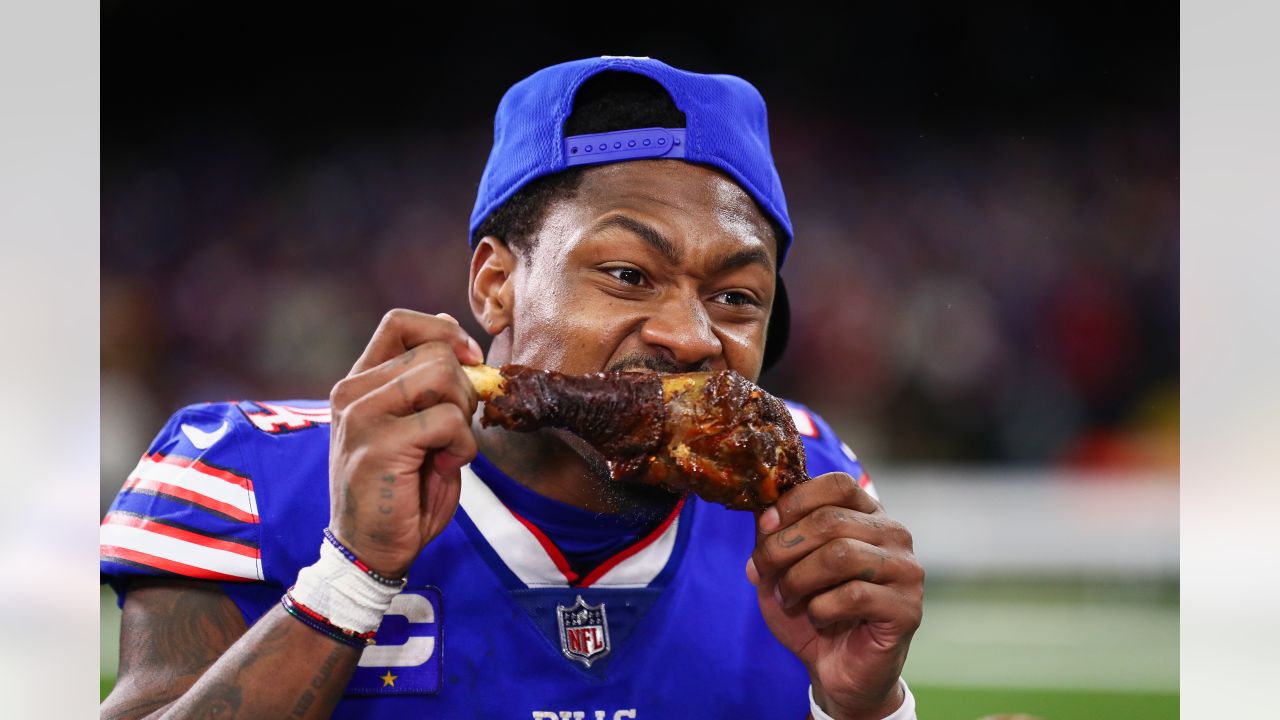 Celebrate Thanksgiving with these NFL players eating turkey