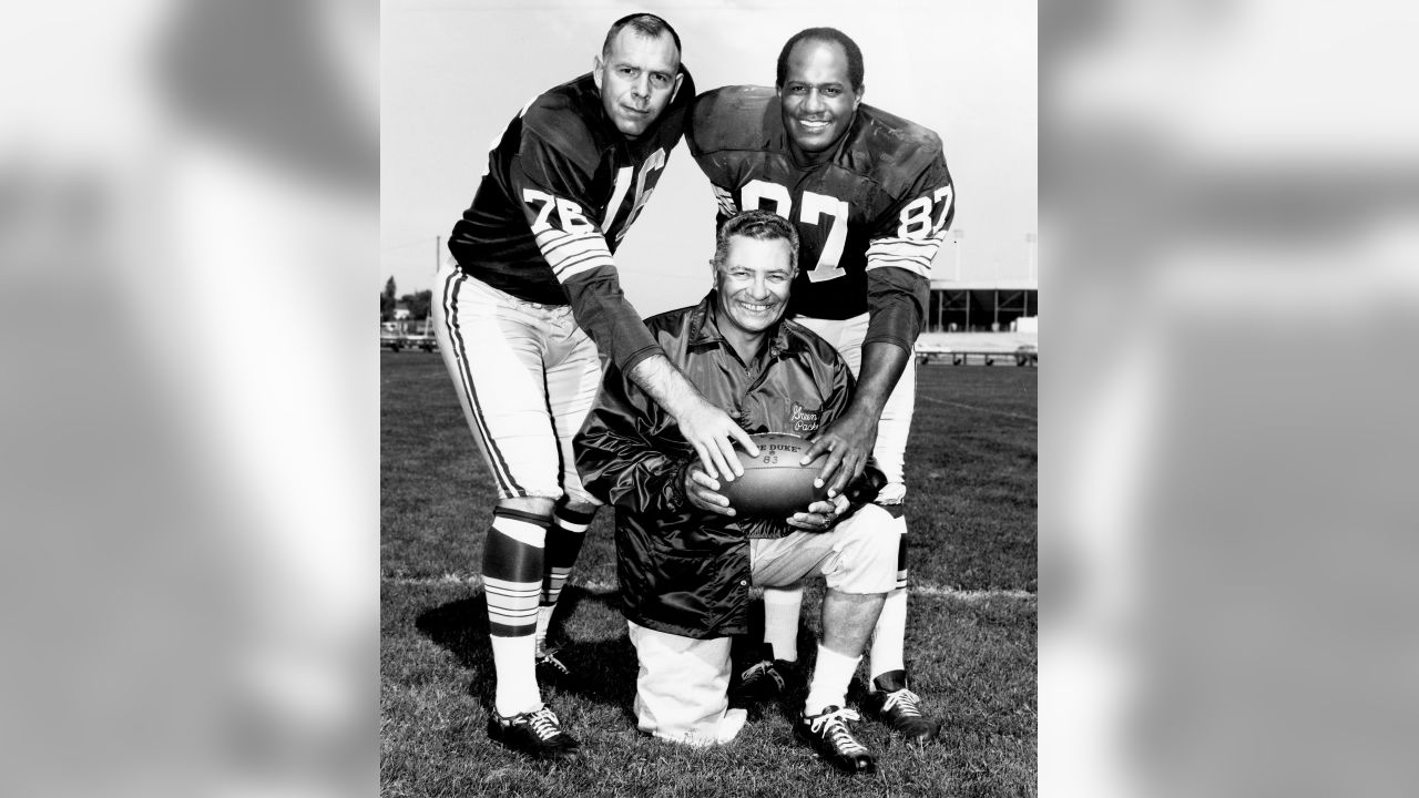 New York Giants' quarterback Y.A. Tittle (14) fails to get off pass as he  is rushed by Green Bay's Willie Davis (87) and Bill Quinlan, left, in the  first half of the