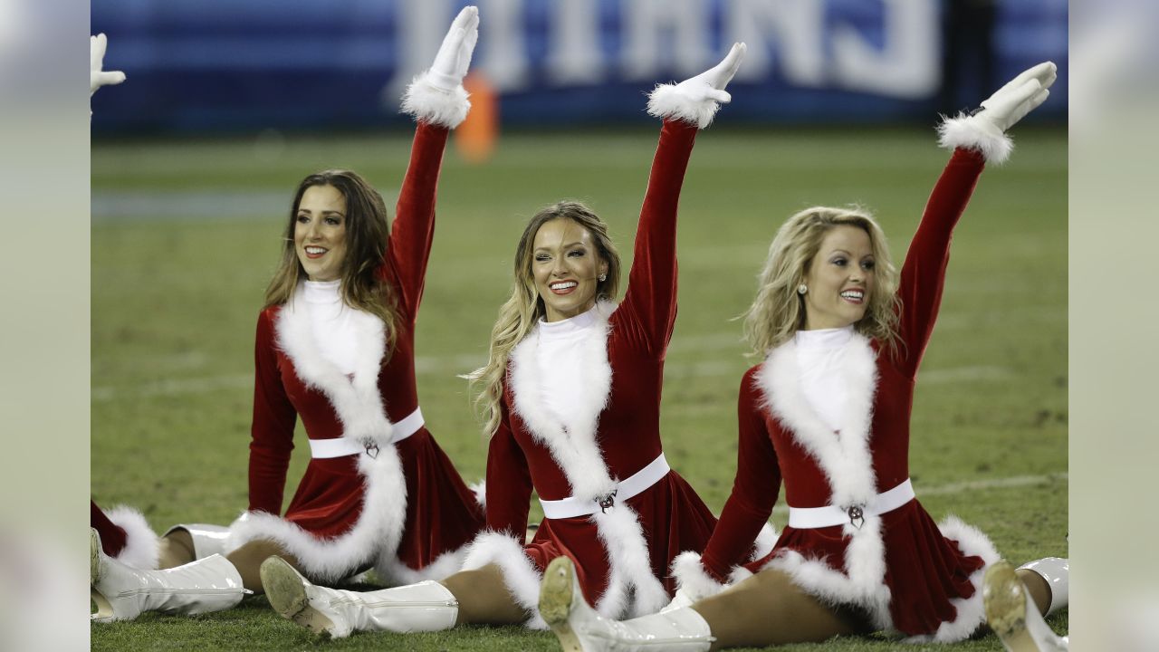 2012 NFL Cheerleaders: Week 15