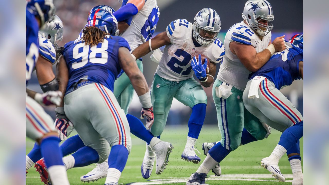 New York Giants center Weston Richburg (70) prepares to do his