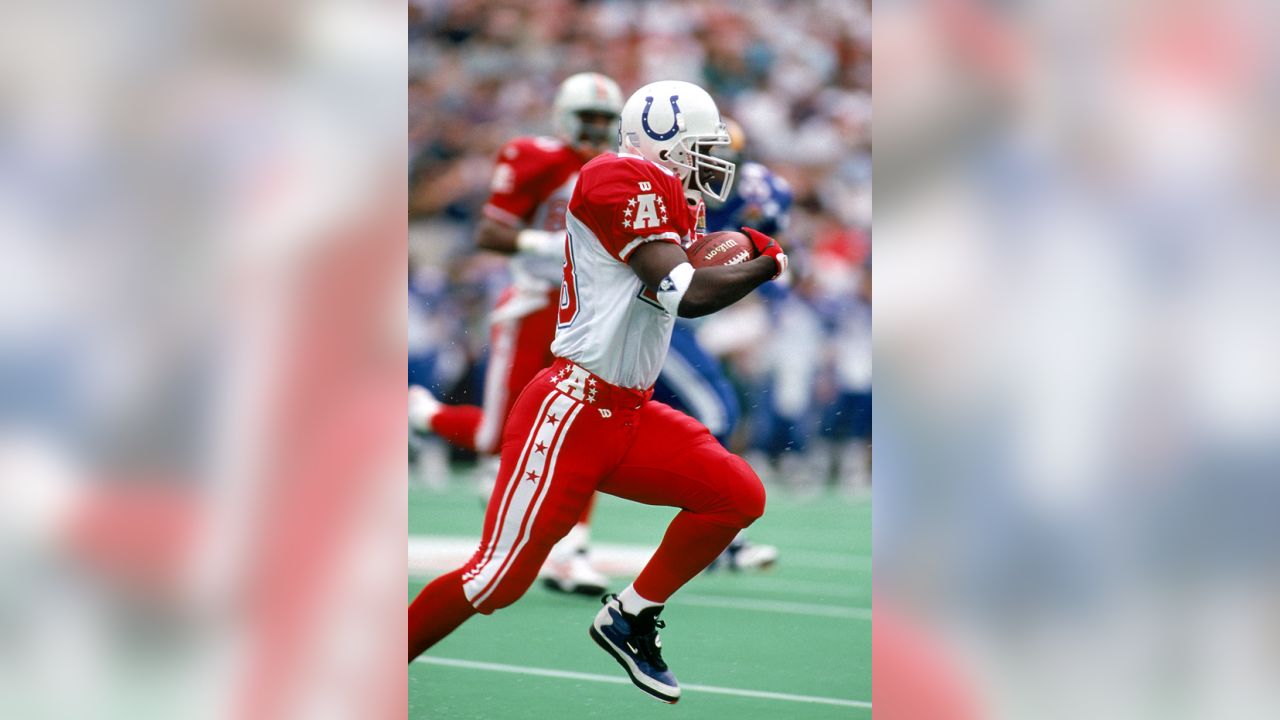 Sunglasses are worn by NFL hall of fame running back Marshall Faulk as he  talks to children about exercise Stock Photo - Alamy