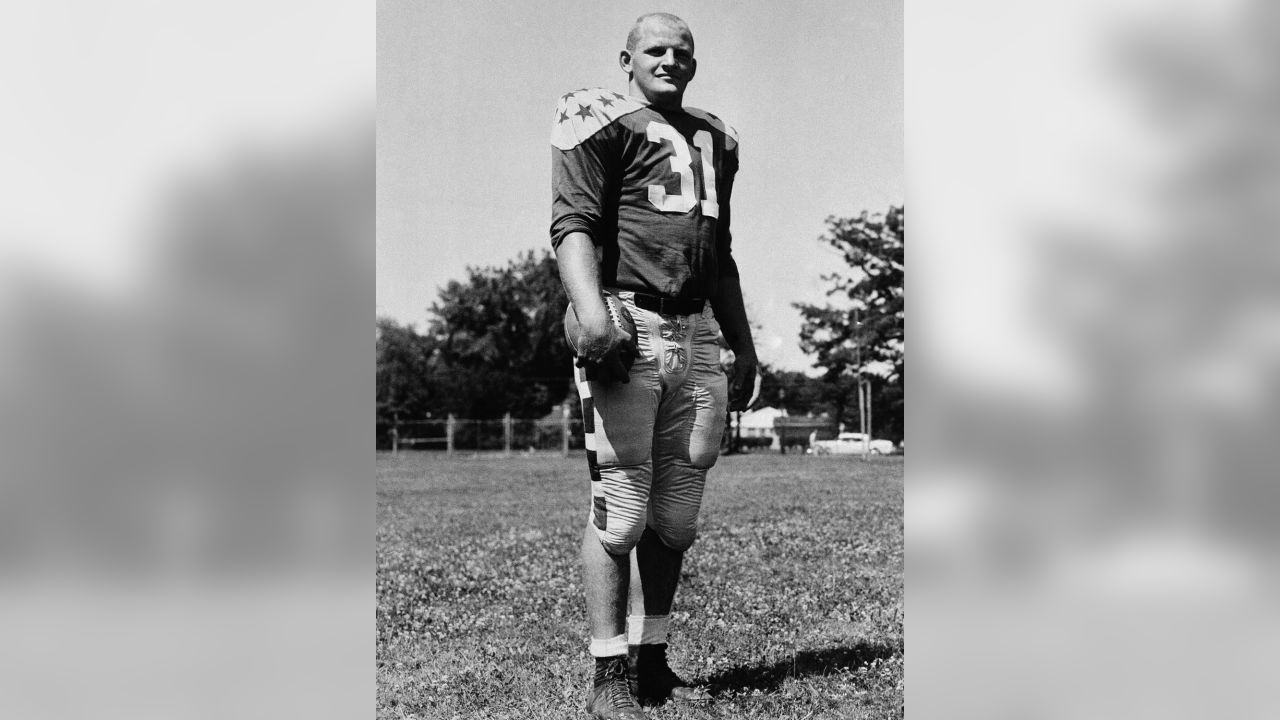 Green Bay Packers linebacker Ray Nitschke (66) lowers his head, as he is  honored during pre-game ceremonies at Packers-Chicago Bears game in Green  Bay, Wis., Dec. 12, 1971. Nitschke, a veteran of