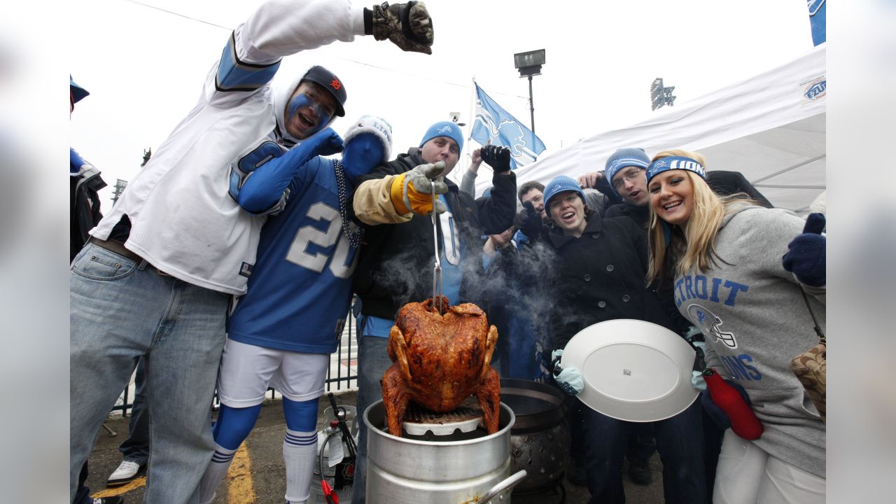 Photo: NFL fans tailgate on Thanksgiving Day at AT&T Stadium -  ARL2015112601 