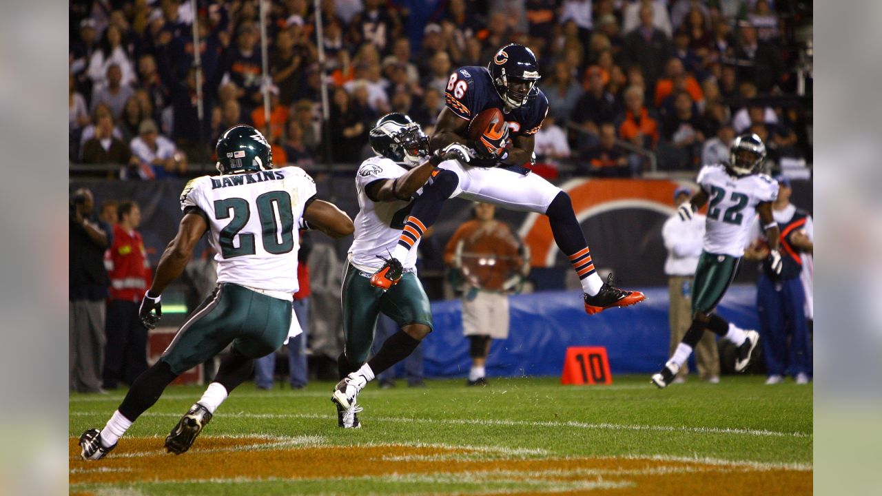 Reggie Bush #25 of the New Orleans Saints is tackled by Quintin