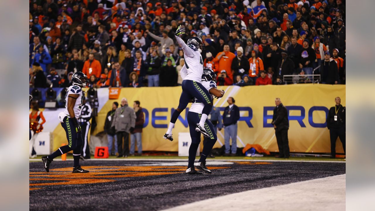 Seahawks and Broncos fans descend on MetLife Stadium before Super Bowl  XLVIII – New York Daily News