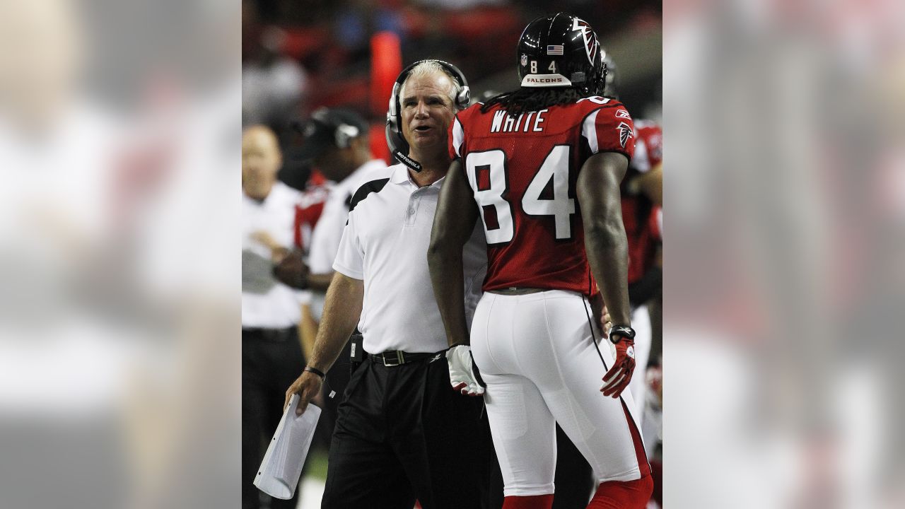 Atlanta Falcons wide receiver Julio Jones (11) celebrates his touchdown  with teammates Roddy White (84) and Jason Snelling during the first half of  the NFC Championship game agains the San Francisco 49ers