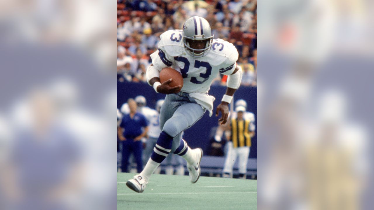 CIRCA 1980's: Running back Tony Dorsett of the Dallas Cowboys carries  News Photo - Getty Images