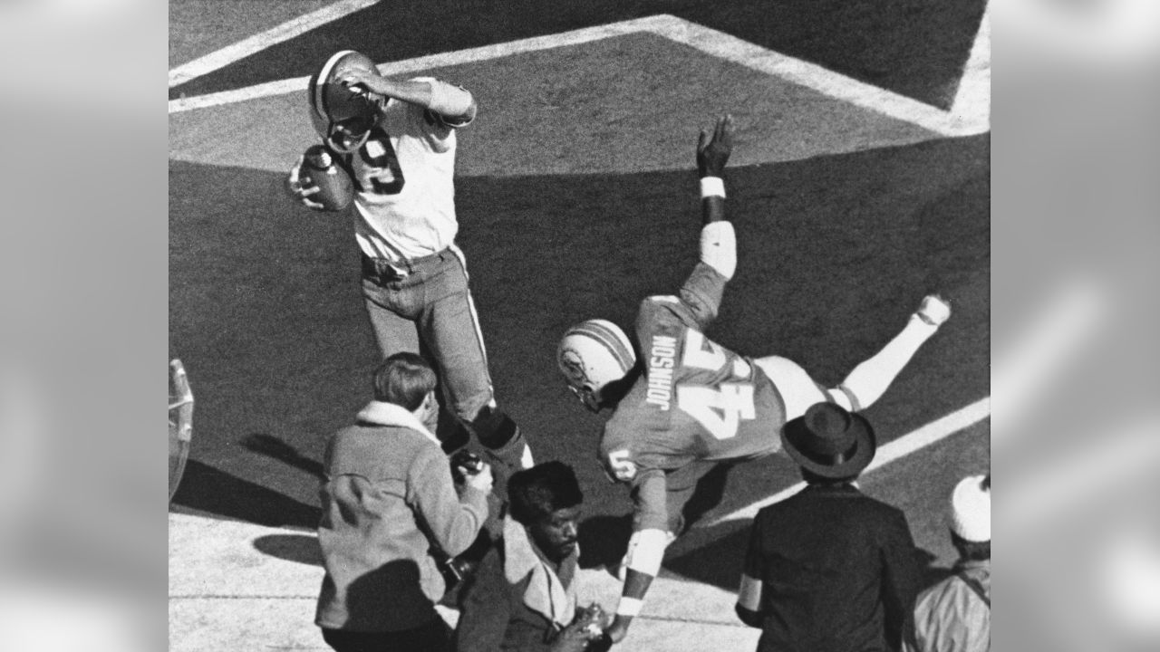 Wide Receiver Lance Alworth of the Dallas Cowboys watches the action  News Photo - Getty Images
