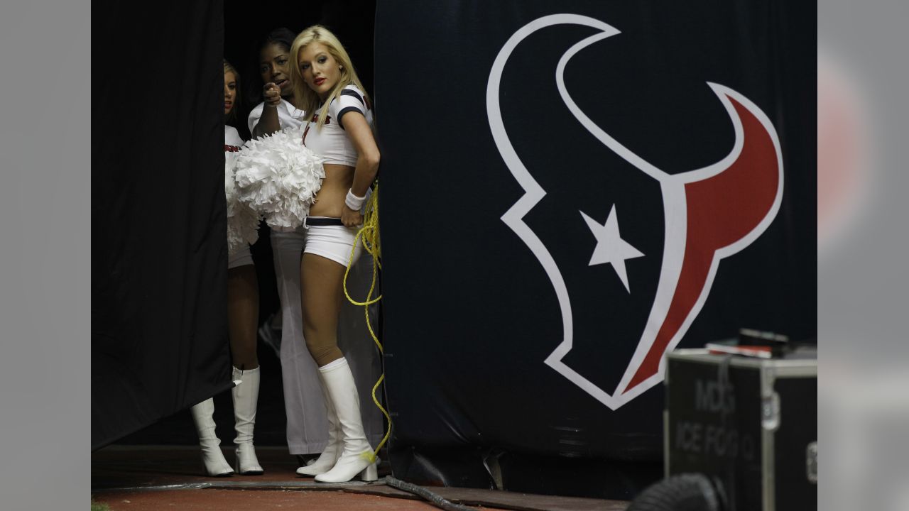 Tampa Bay Buccaneers cheerleader Ashley Lamb during an NFL preseason  football game against the Kansas City Chiefs Saturday, Aug. 21, 2010 in  Tampa, Fla. (AP Photo/Chris O'Meara Stock Photo - Alamy