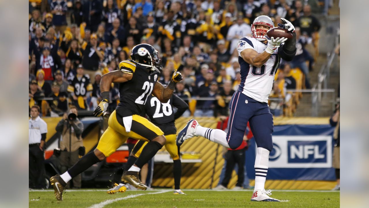 New England Patriots quarterback Tom Brady (12) and tight end Rob  Gronkowski (87) celebrate a touchdown, during the second half of the NFL Super  Bowl 52 football game against the Philadelphia Eagl …