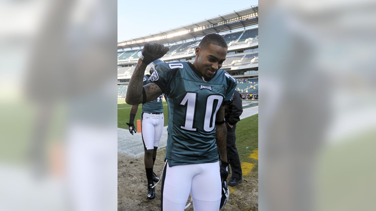 Philadelphia Eagles cornerback Joselio Hanson (21) breaks up a