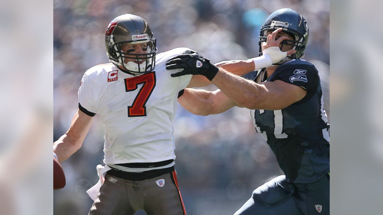 Seattle's Lofa Tatupu recovers a fumble by the 49ers in the second News  Photo - Getty Images