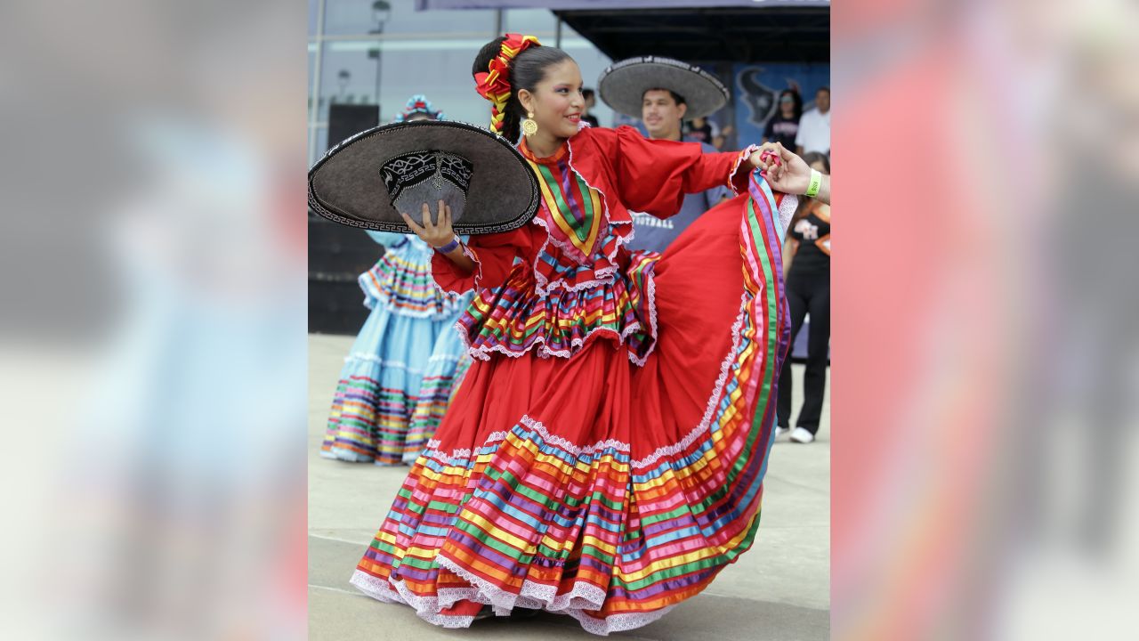 Fans celebrating Hispanic Heritage Month watch the Miami Dolphins and  Dallas Cowboys warm up before a NFL football game in Arlington, Texas,  Sunday, Sept. 22, 2019. (AP Photo/Ron Jenkins Stock Photo - Alamy