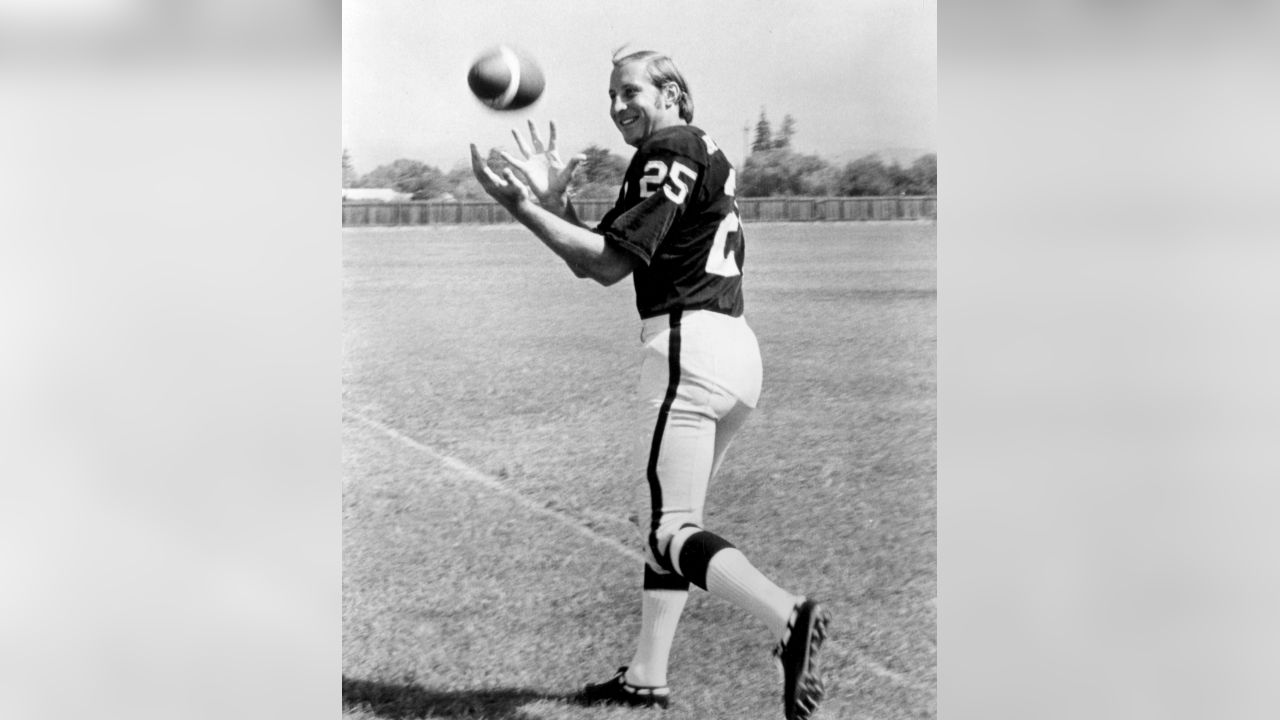 : FRED BILETNIKOFF Oakland Raiders 8X10 Sports Action