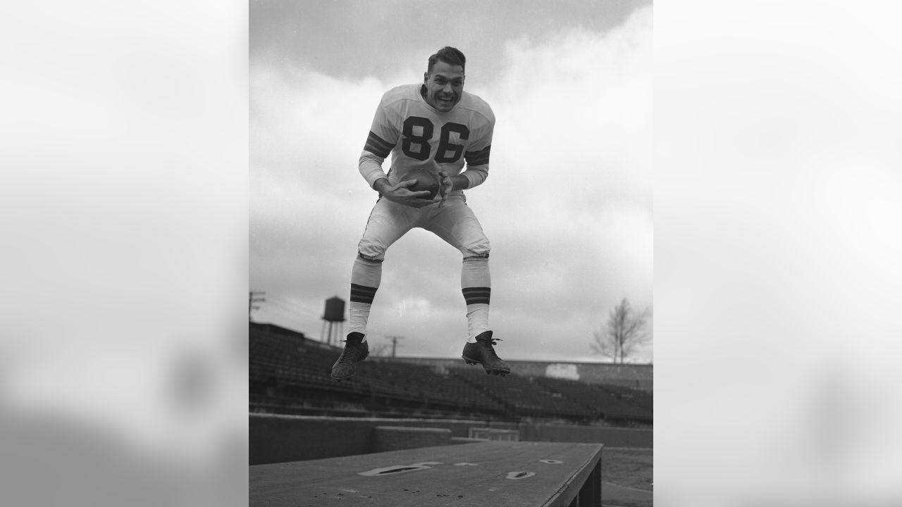 Cleveland Browns Dante Lavelli (56) tries to catch a pass between two Philadelphia  Eagles defenders, Dec. 16, 1951 in Philadelphia. (AP Photo Stock Photo -  Alamy