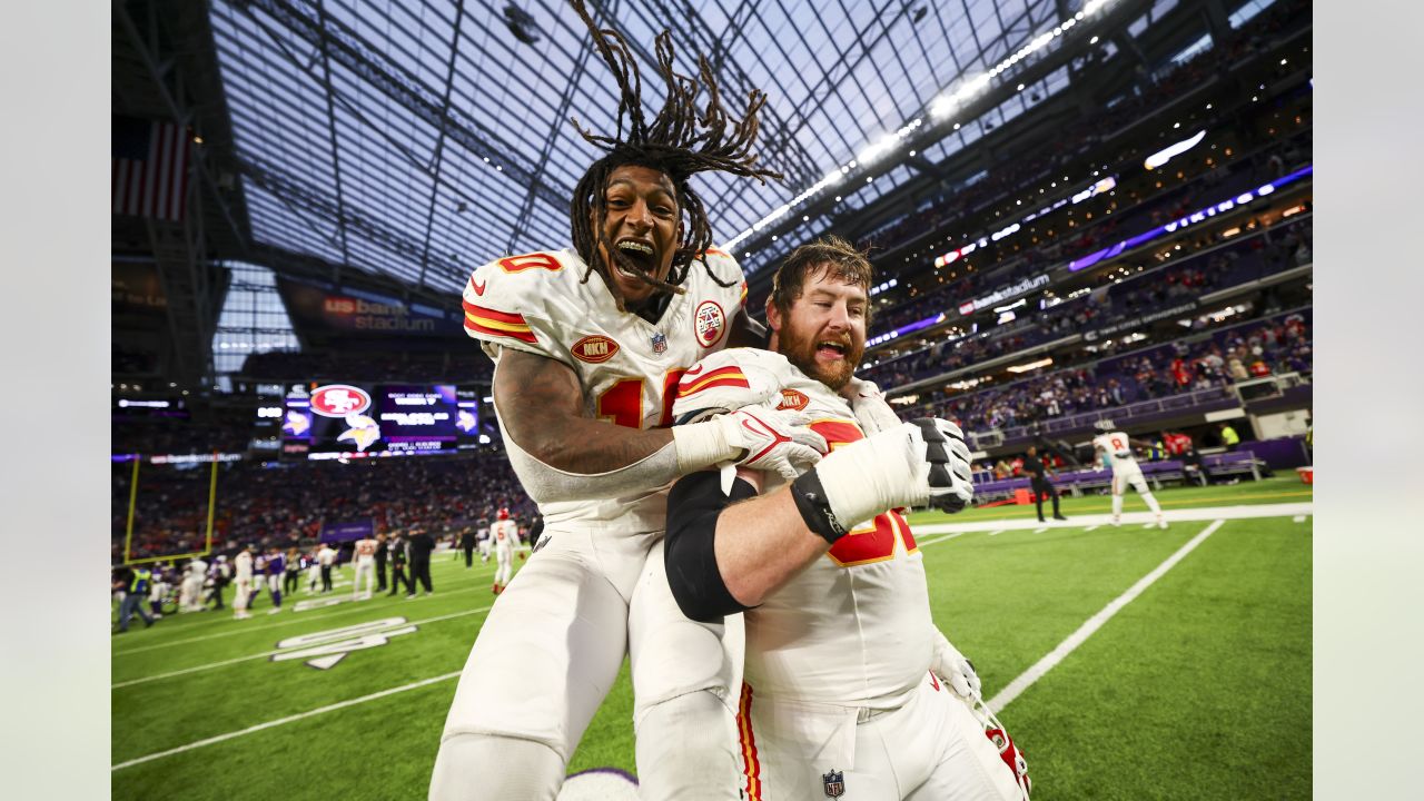 Kansas City Chiefs guard Joe Thuney (62) blocks against