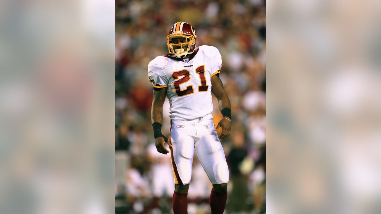 Washington Redskins Santana Moss, with a No. 21 on his jersey