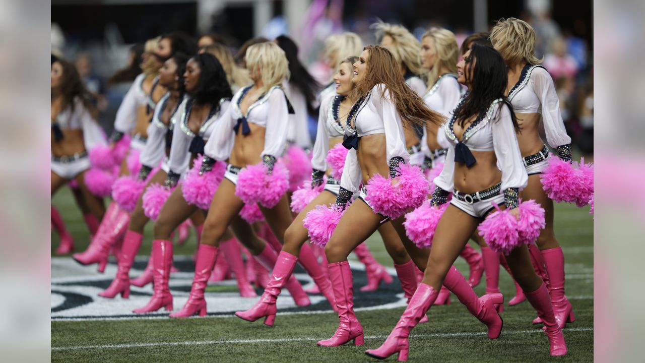 Seattle Seahawks cheerleaders wearing pink boots and waving pink pom  Foto di attualità - Getty Images