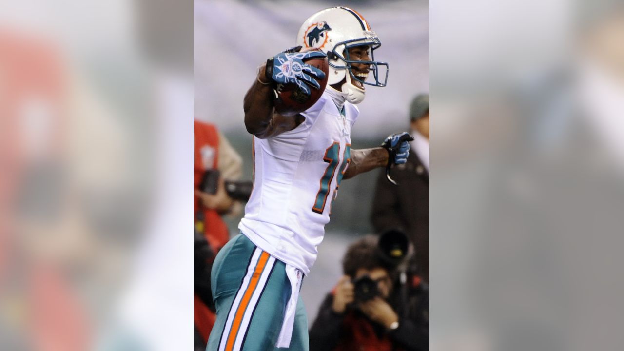 Photo: New York Jets Shaun Ellis sacks Miami Dolphins quarterback