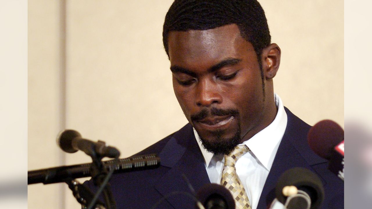 NFL suspends Vick after dog-fighting charges