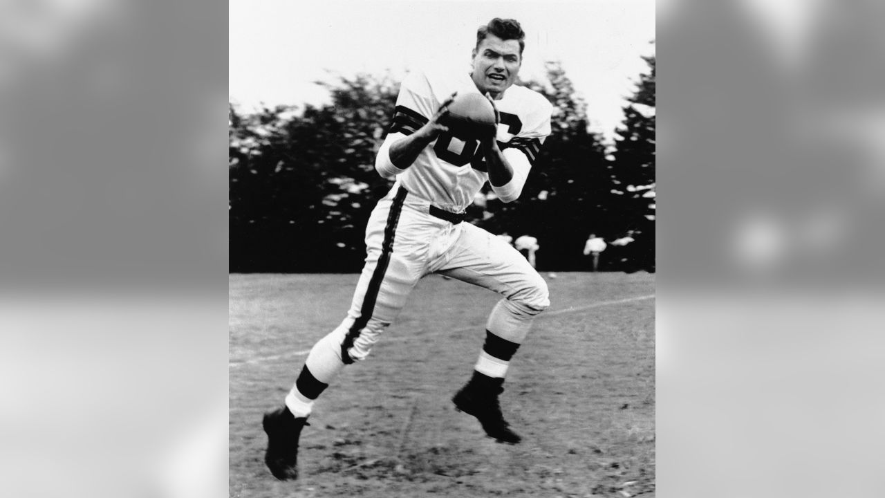 Cleveland Browns Dante Lavelli (56) tries to catch a pass between two Philadelphia  Eagles defenders, Dec. 16, 1951 in Philadelphia. (AP Photo Stock Photo -  Alamy