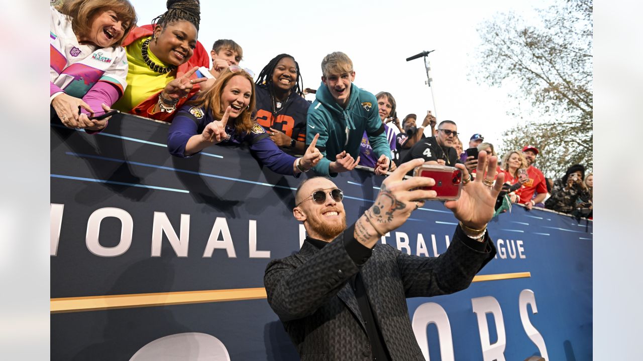 Kelly Clarkson Wore a Football Jersey Dress ﻿﻿to Host the 12th Annual NFL  Honors