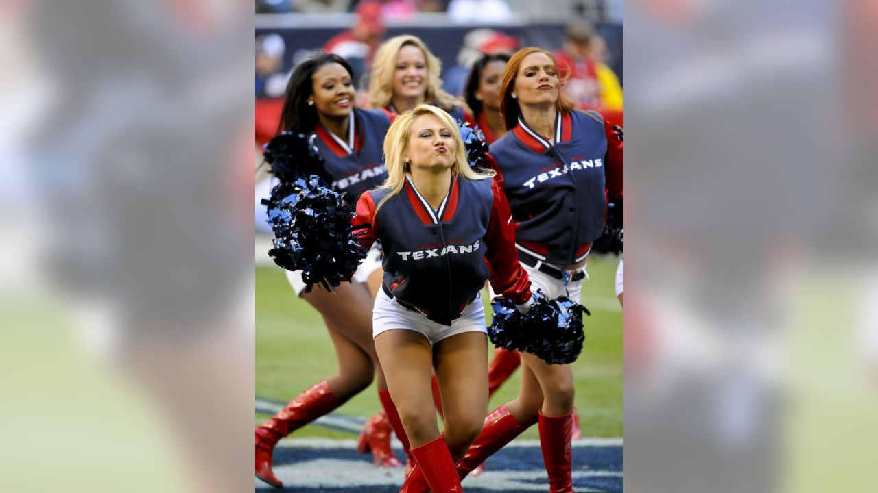 Houston Texans Cheerleaders perform as the Washington Commanders