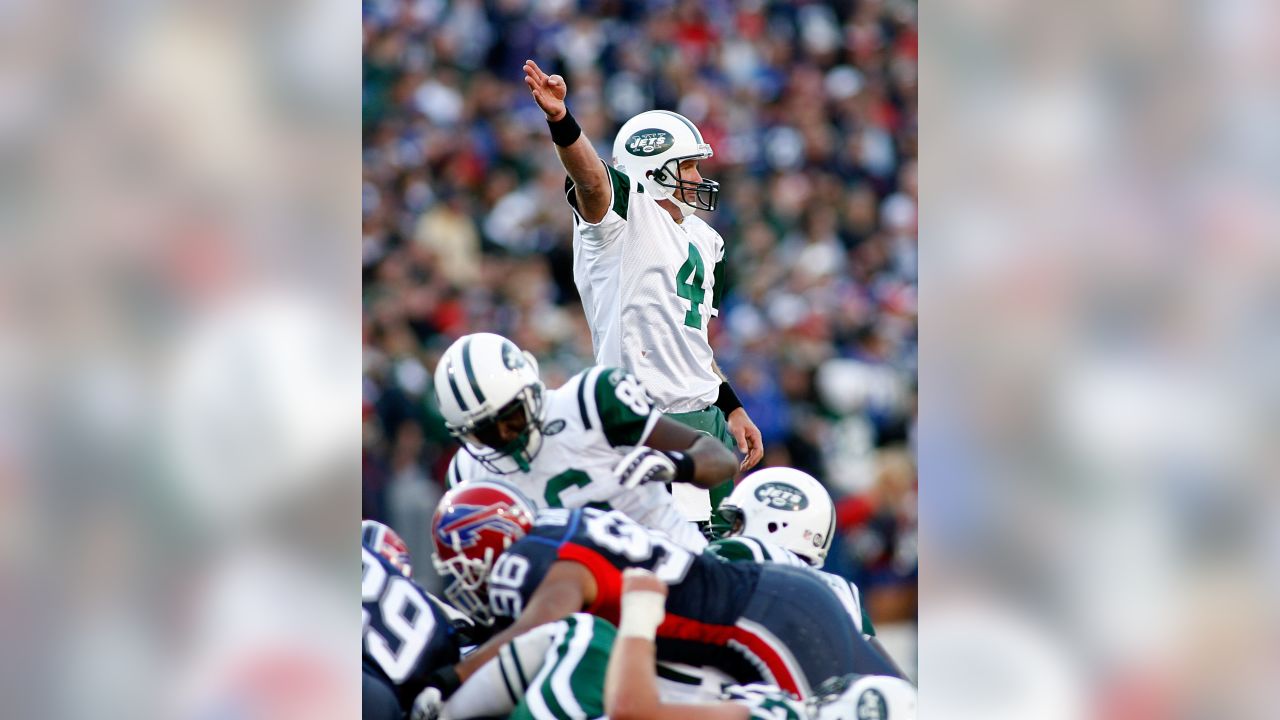 EAST RUTHERFORD - NOVEMBER 07: Giants QB #13 Kurt Warner drops back to pass  during the New