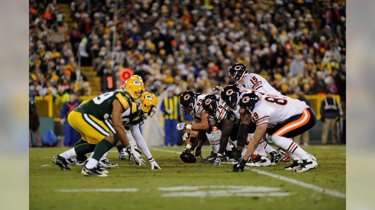 Green Bay Packers' Boyd Dowler (86) seems surprised as he receives a key  pass from Green Bay quarterback Zeke Bratkowski in the Midwest Shrine  exhibition game against the Chicago Bears on August