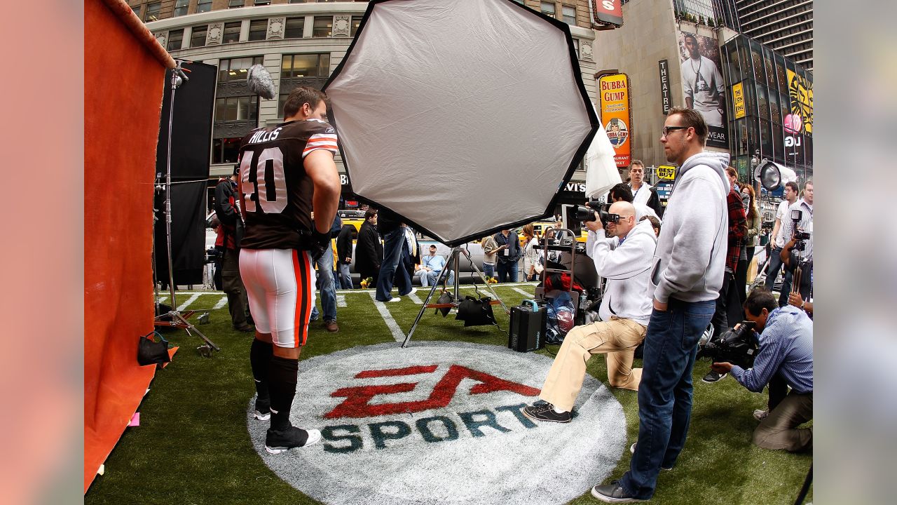 EA Peyton Hillis Madden Photo Shoot