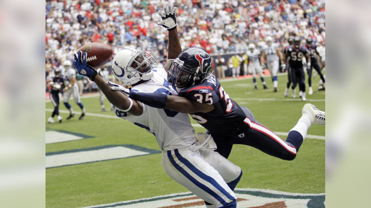 New England Patriots Matt Cassel give the signal for a first down in the  fourth quarter against the New York Jets at Giants Stadium in East  Rutherford, New Jersey on September 14