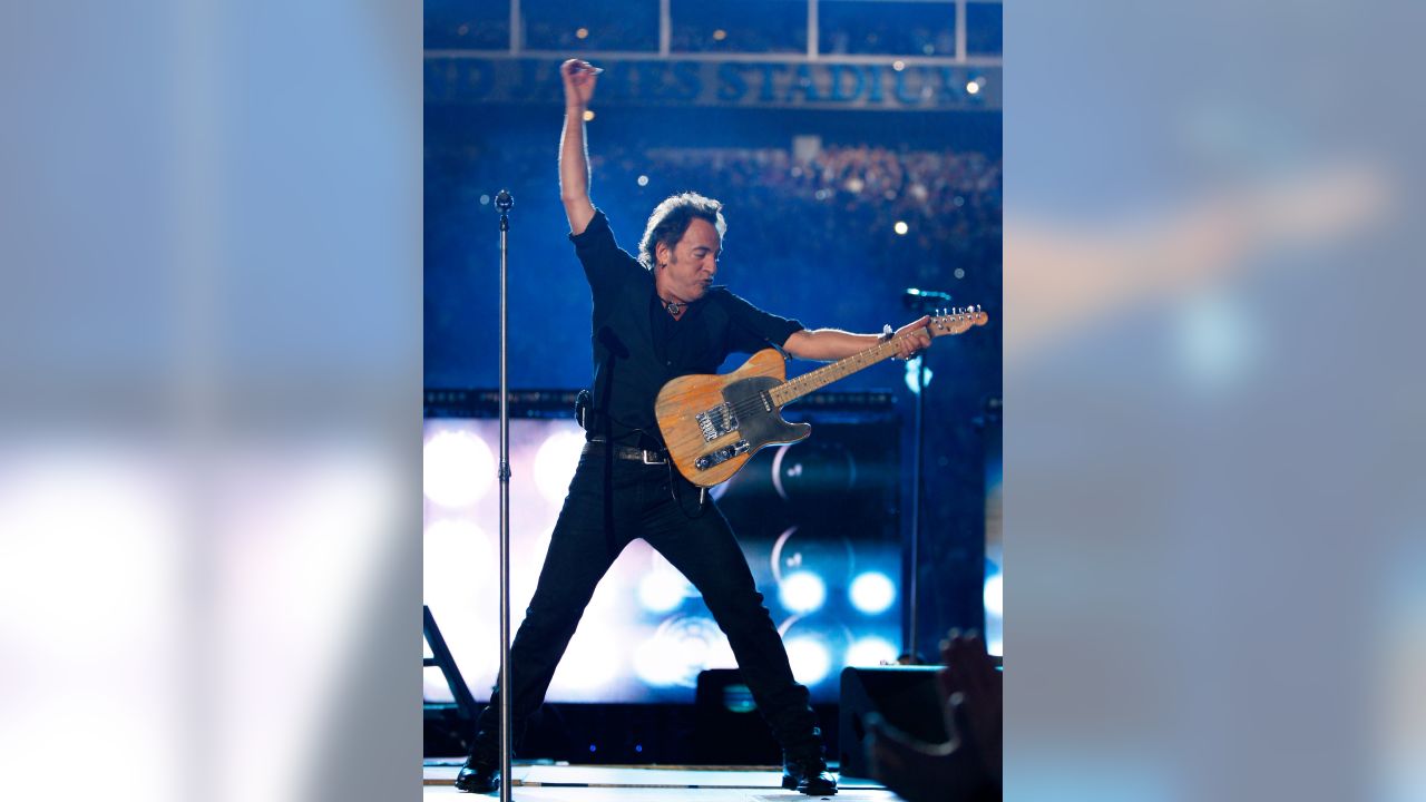 Bruce Springsteen performs at halftime during the NFL Super Bowl XLIII  football game, Sunday, Feb. 1, 2009, in Tampa, Fla. (AP Photo/Mark Humphrey  Stock Photo - Alamy