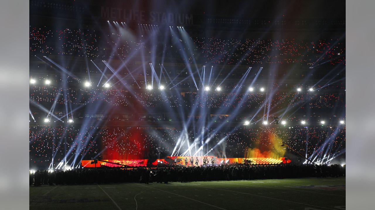 Seattle Seahawks - Seahawks lead Broncos 22-0 at the half.   Time for Bruno Mars halftime. #SB48