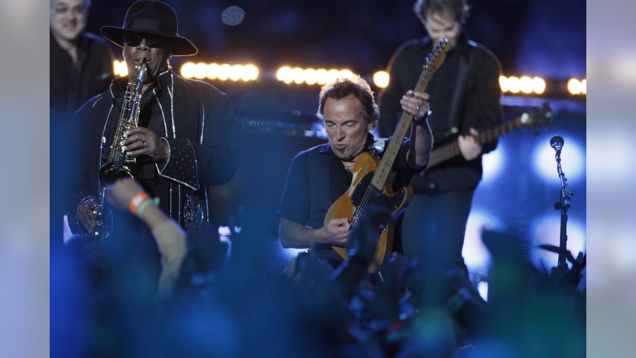 Bruce Springsteen performs at halftime during the NFL Super Bowl XLIII  football game, Sunday, Feb. 1, 2009, in Tampa, Fla. (AP Photo/Mark Humphrey  Stock Photo - Alamy