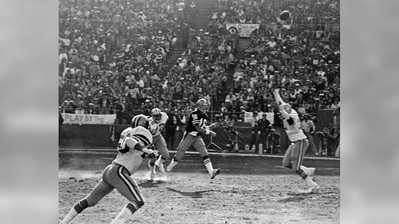 San Francisco, California, USA. 10th Jan, 1982. San Francisco 49ers  vs.Dallas Cowboys at Candlestick Park Sunday, January 10. 1982. 49ers beat  Cowboys 28-27 for Conference Championship. San Francisco 49ers Running Back  Bill