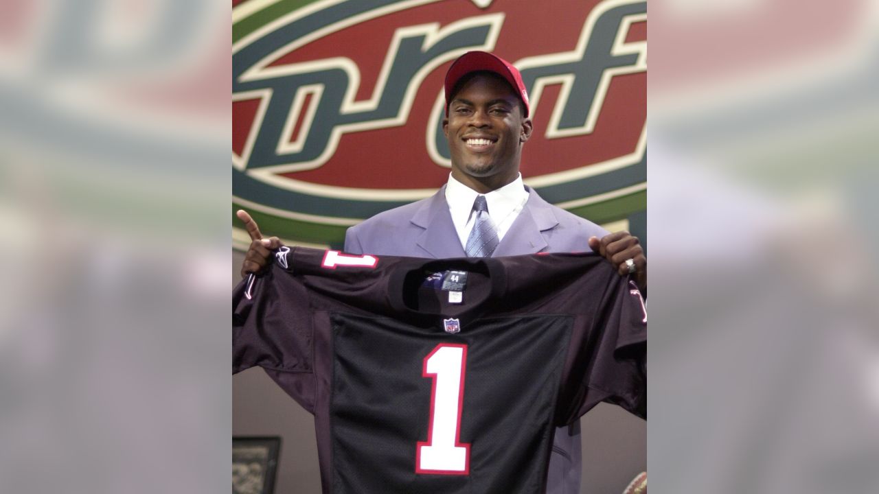 Michael Vick Had An Iconic Jersey Swap On Tuesday - The Spun: What's  Trending In The Sports World Today