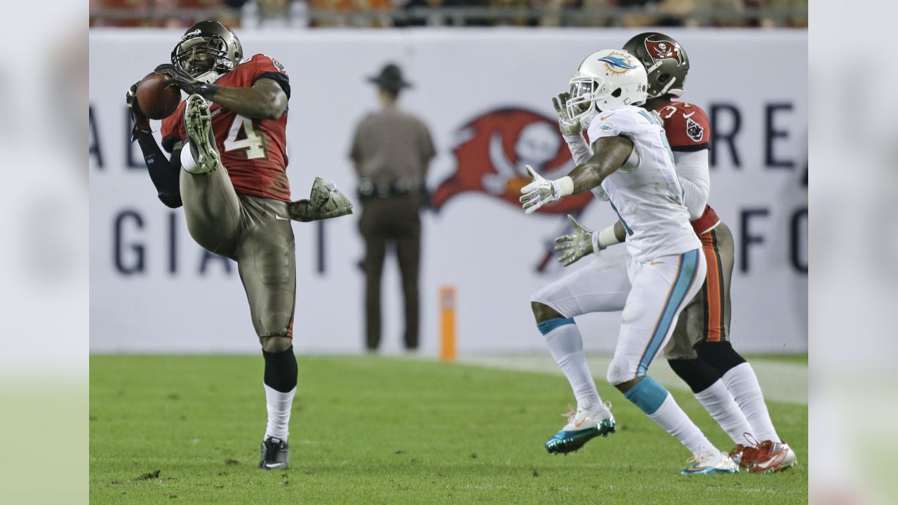 Kansas City Chiefs wide receiver Dwayne Bowe (82) carries the ball during  the first half of an NFL football game against the Miami Dolphins, Sunday,  Sept. 21, 2014, in Miami Gardens, Fla. (