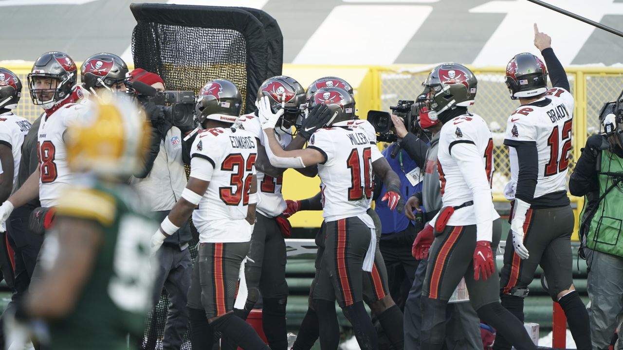 Tampa Bay Buccaneers wide receiver Scott Miller (10) warms up