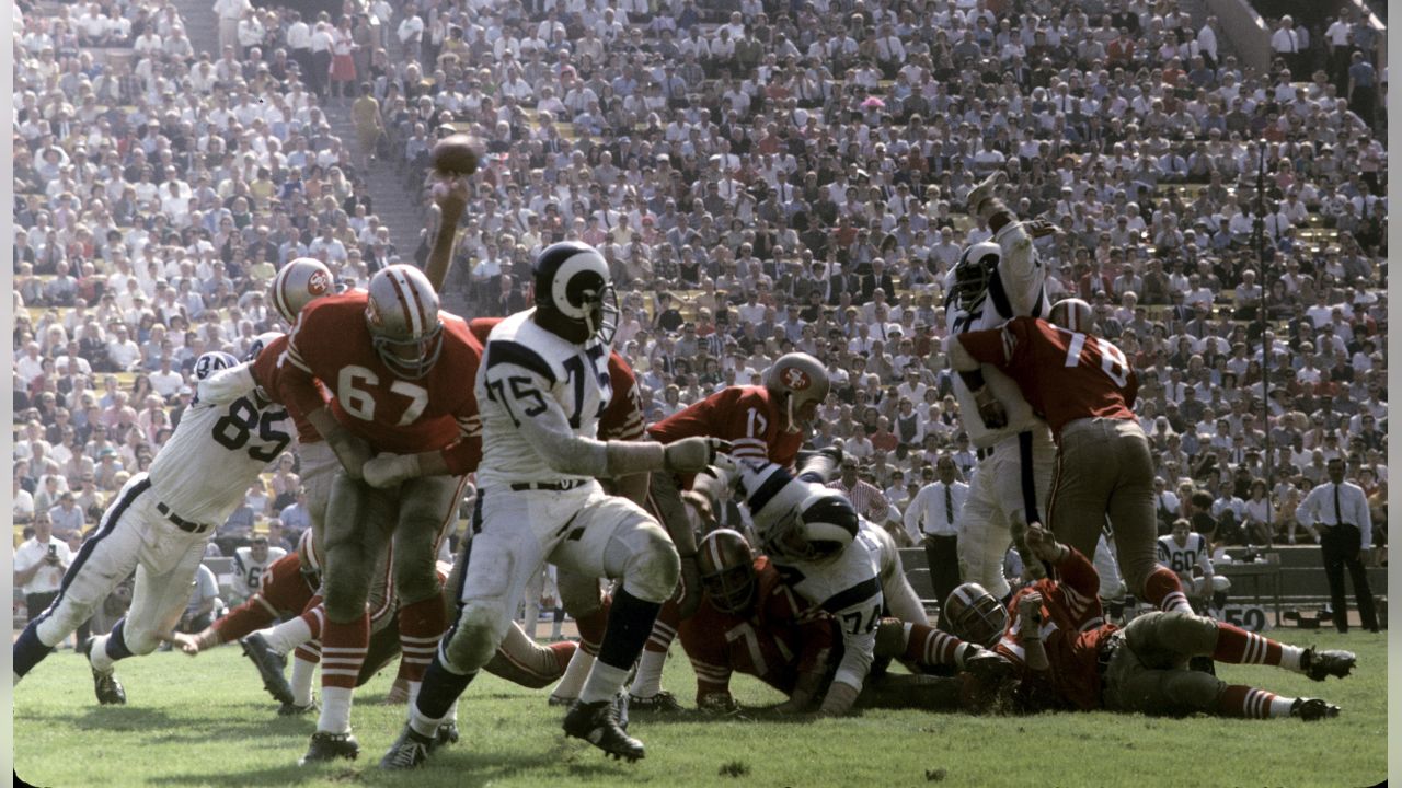 CIRCA 1970's: Merlin Olsen of the Los Angeles Rams rushes the News Photo  - Getty Images