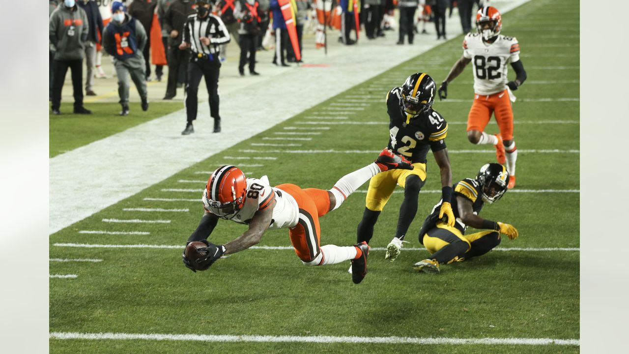 Cleveland Browns wide receiver Jarvis Landry (80) runs downd field