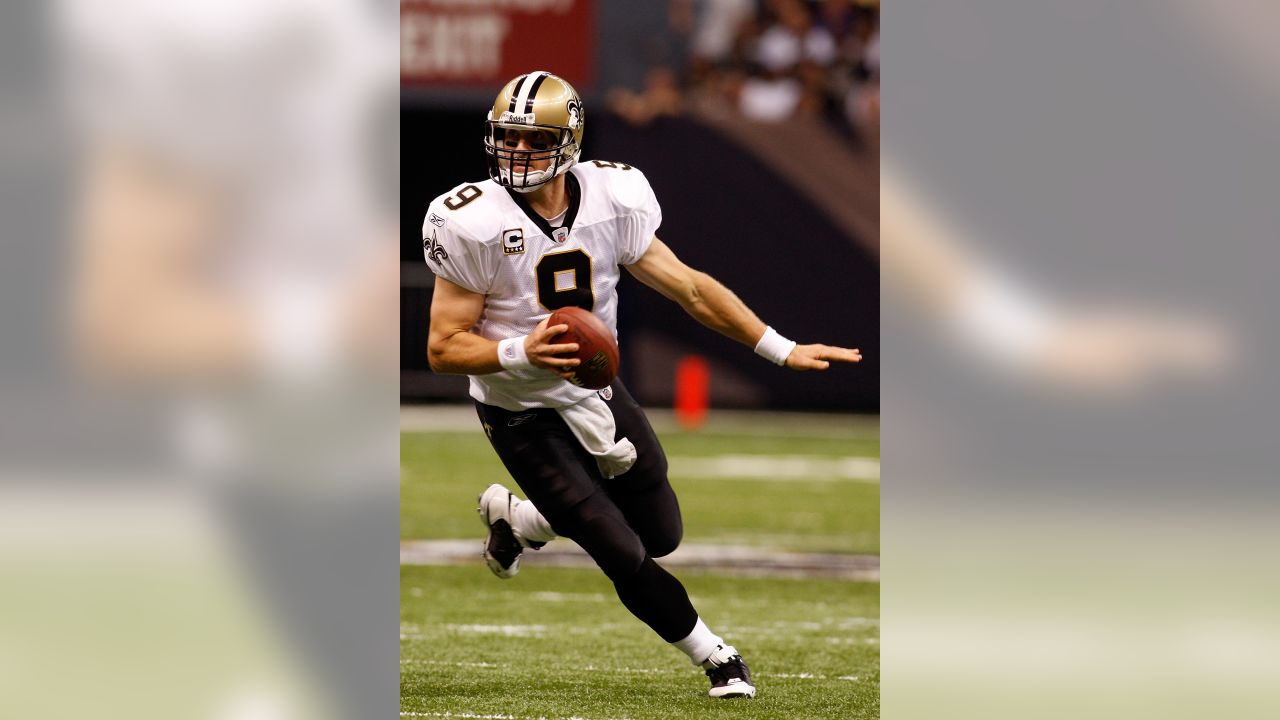 Martin Gramatica of the Tampa Bay Buccaneers runs with the ball News  Photo - Getty Images